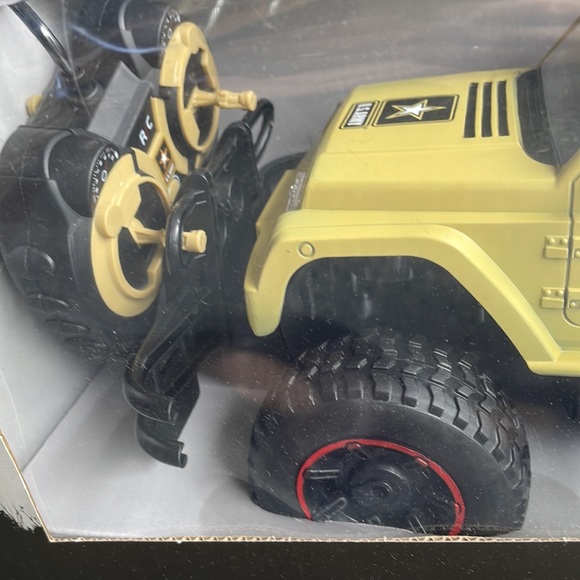 U.S. ARMY: OFF ROAD WARRIOR REMOTE CONTROL TRUCK - Picture 2 of 5